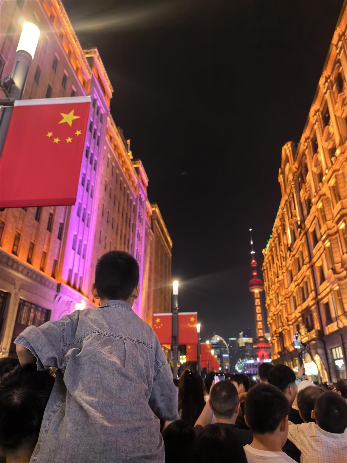 国庆假期上海外滩旅游火爆，多国游客夸赞中国美丽安全又友好，俄罗斯女孩带男友二度到访