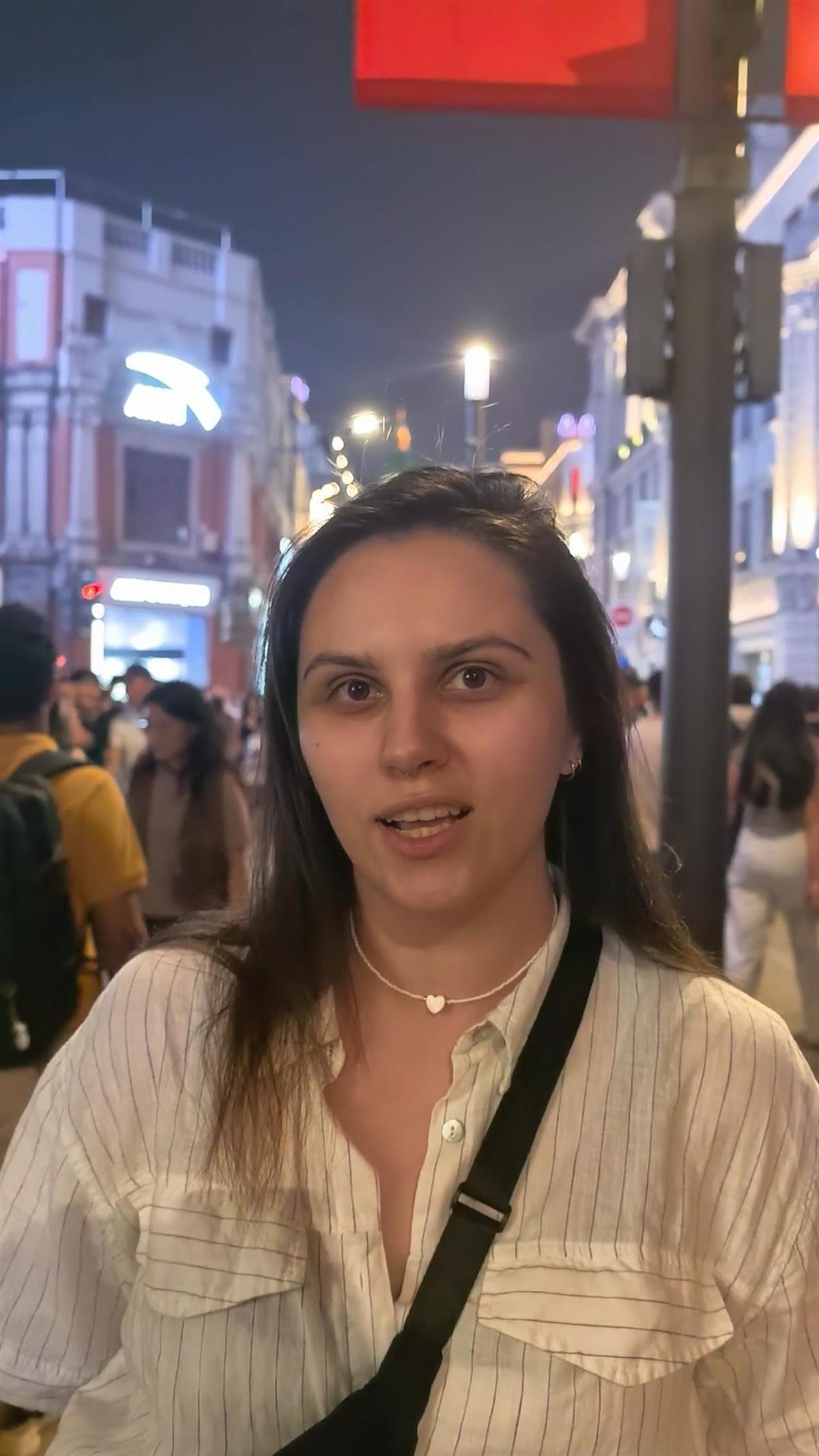 国庆假期上海外滩旅游火爆，多国游客夸赞中国美丽安全又友好，俄罗斯女孩带男友二度到访