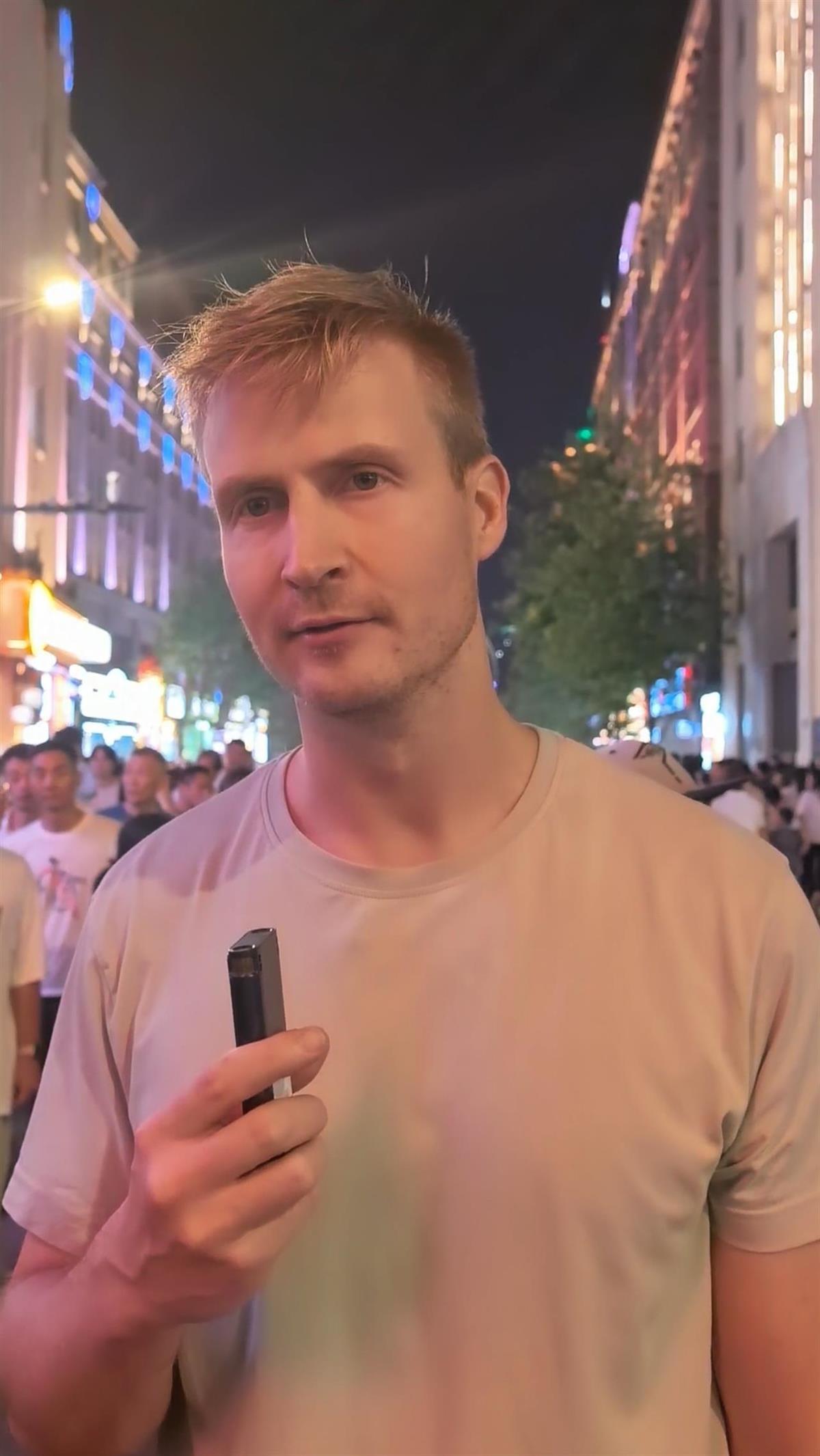 国庆假期上海外滩旅游火爆，多国游客夸赞中国美丽安全又友好，俄罗斯女孩带男友二度到访