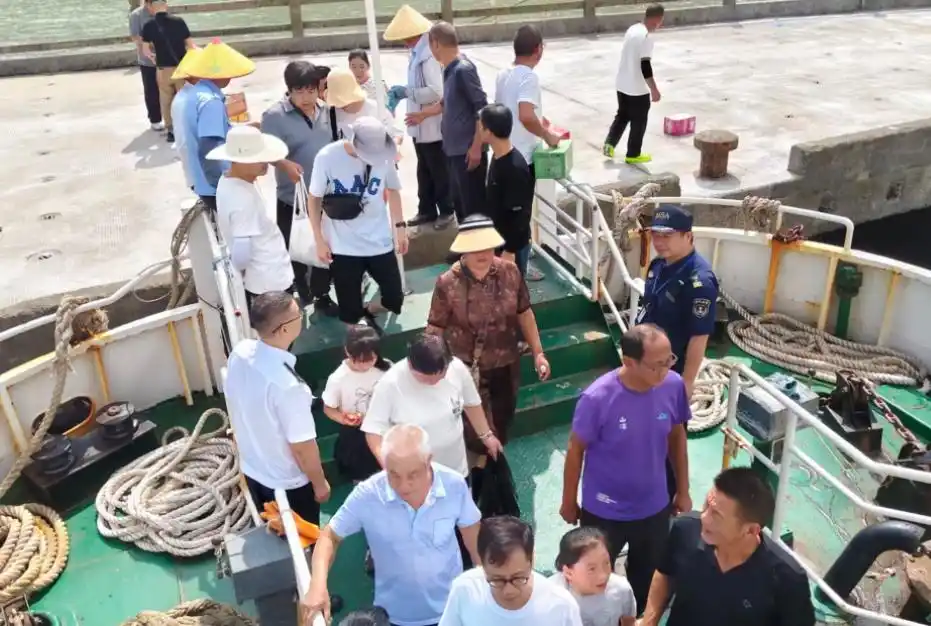 台州玉环“海山公交”迎客流量高峰 海事“全链条护航”海岛旅游平安线