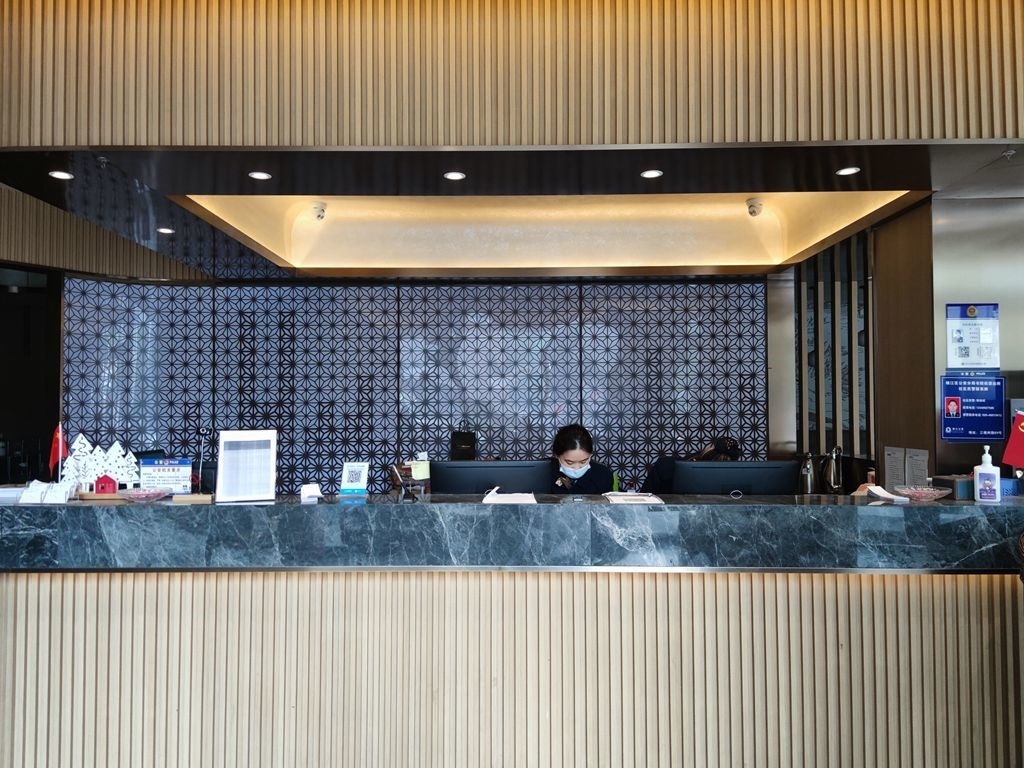 酒店预定收费调查①丨被愚弄了？网友发现知名预定平台一边号称“无隐形收费”，一边加价近百元房费