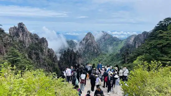 五一假期第二天：黄山风景区高峰平稳，“宠客”不断
