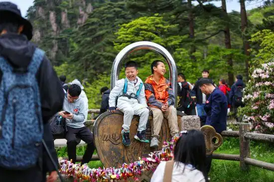 五一假期第二天：黄山风景区高峰平稳，“宠客”不断