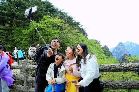 五一假期第二天：黄山风景区高峰平稳，“宠客”不断