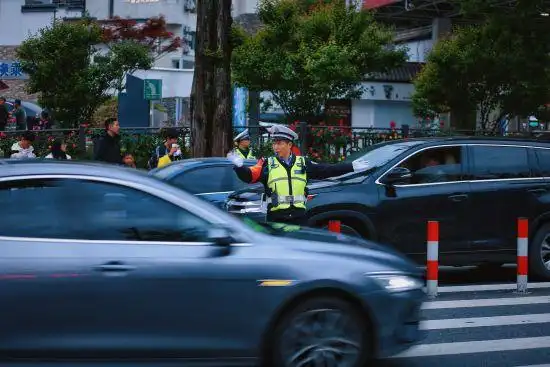 五一假期第二天：黄山风景区高峰平稳，“宠客”不断