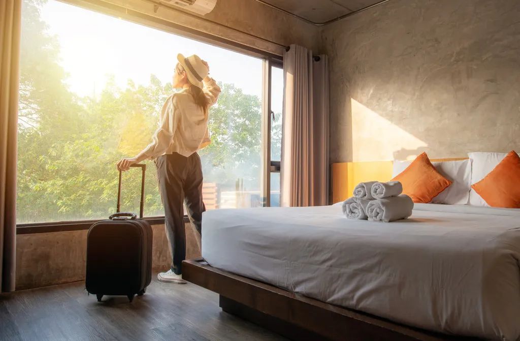 五一旅游业迎小高峰：酒店价格大幅上涨，烟台因演唱会火爆