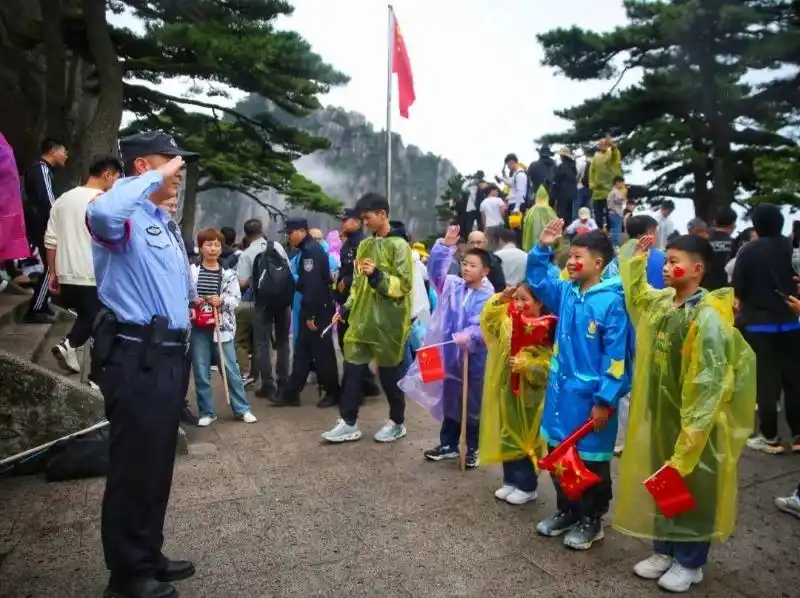 组图｜国庆当天，29753名游客打卡黄山