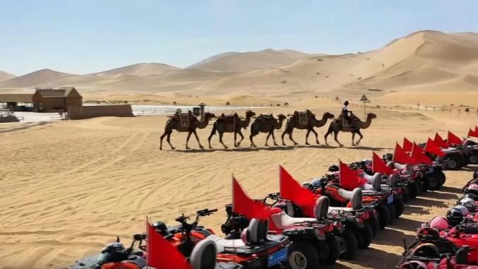 鸣沙山月牙泉景区：国庆首日迎游客 服务升级获好评