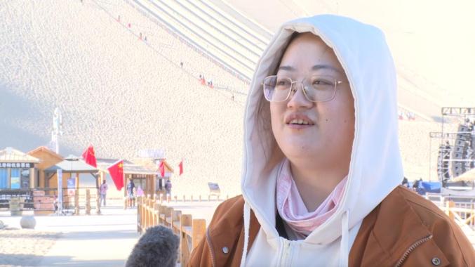 鸣沙山月牙泉景区：国庆首日迎游客 服务升级获好评