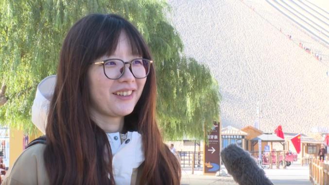 鸣沙山月牙泉景区：国庆首日迎游客 服务升级获好评