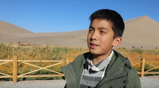 鸣沙山月牙泉景区：国庆首日迎游客 服务升级获好评