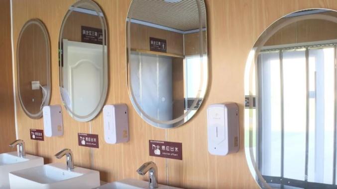 鸣沙山月牙泉景区：国庆首日迎游客 服务升级获好评