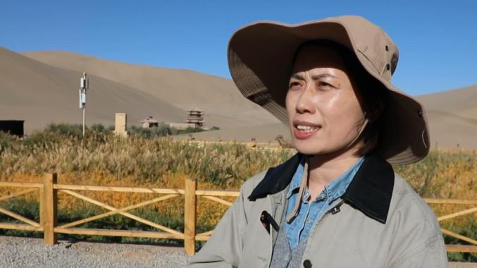 鸣沙山月牙泉景区：国庆首日迎游客 服务升级获好评