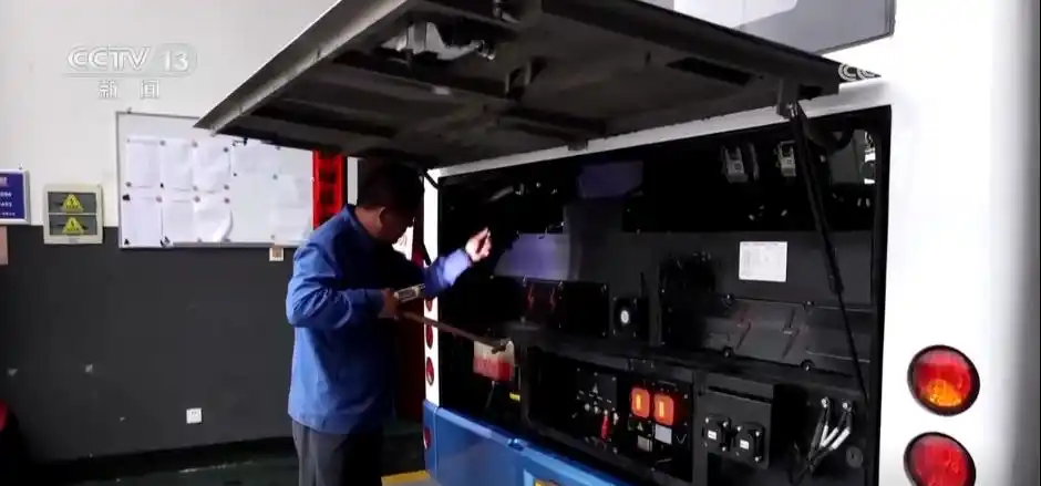 多地迎来大范围降雨降温天气 多部门联动保安全保畅通