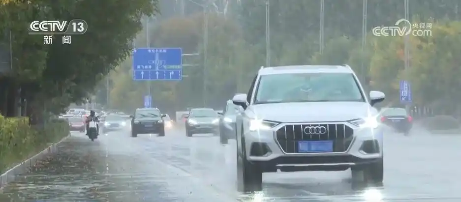 多地迎来大范围降雨降温天气 多部门联动保安全保畅通