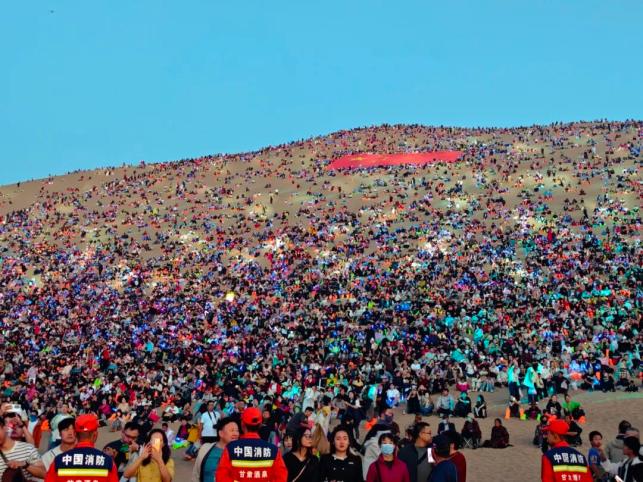 鸣沙山月牙泉景区“十一”双节假期旅游接待工作圆满收官