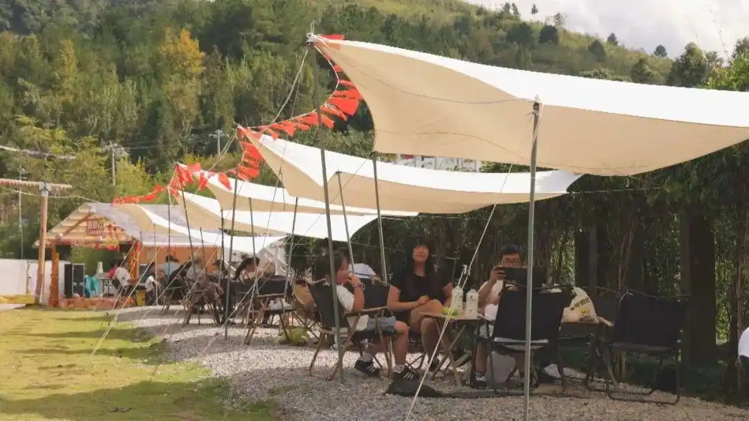 紫云：双节近郊游受热捧 温泉民宿人气旺