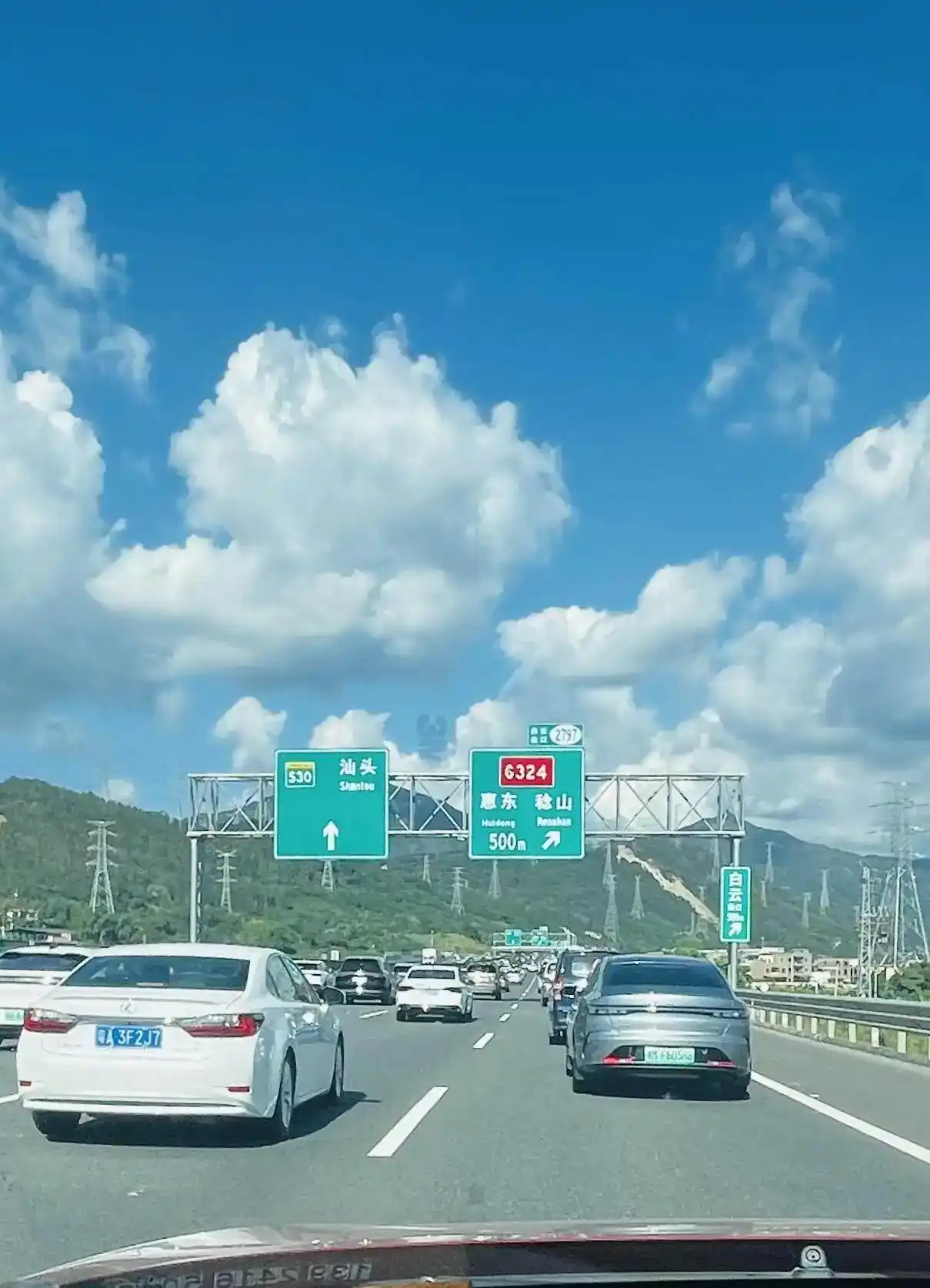 “十一”自驾游报告出炉：西部、东北热度攀升，家庭游成增长引擎