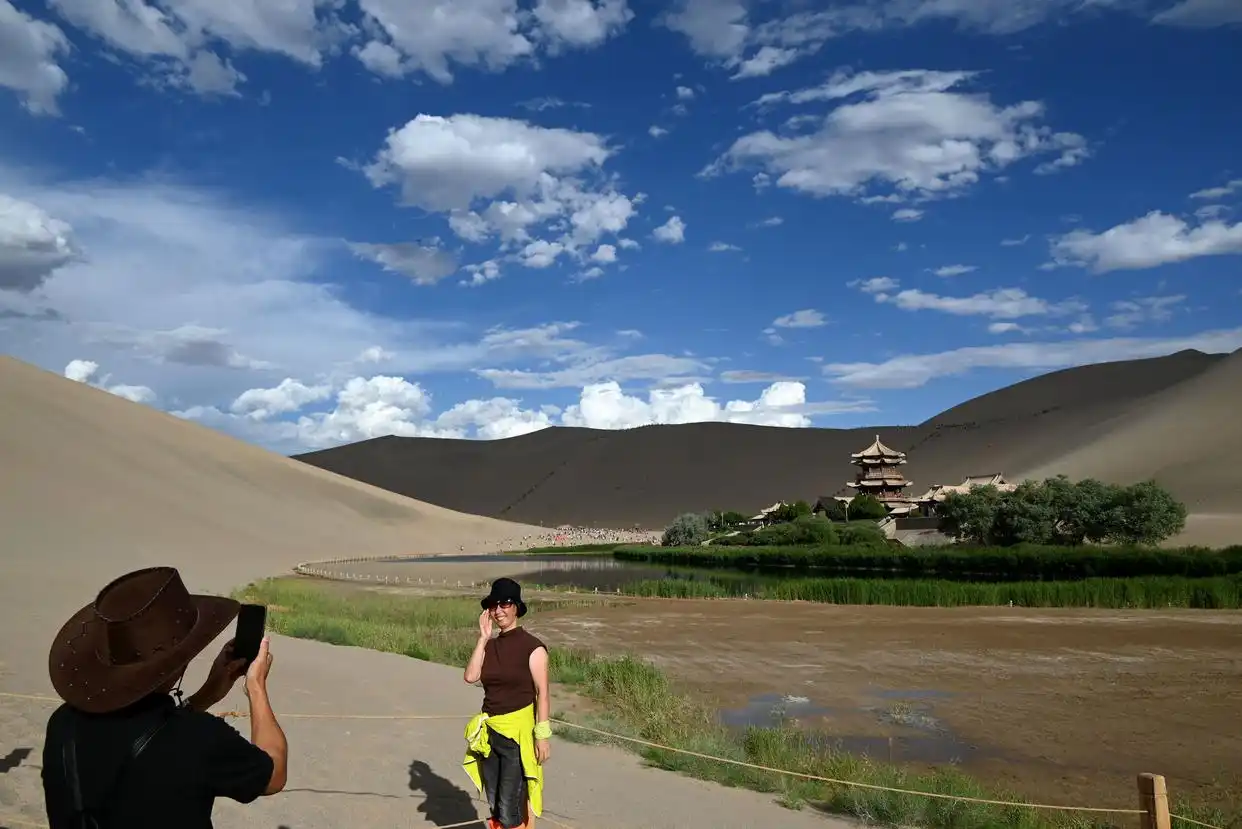 月牙丰满！中国“沙漠第一泉”迎水深水域20余年最大值