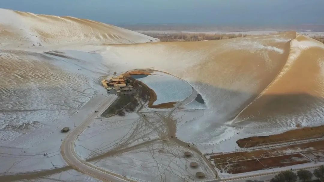 鸣沙山月牙泉雪景如画