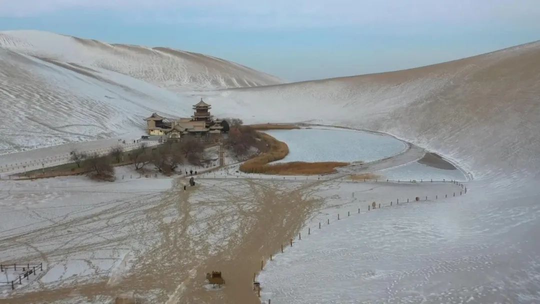 鸣沙山月牙泉雪景如画