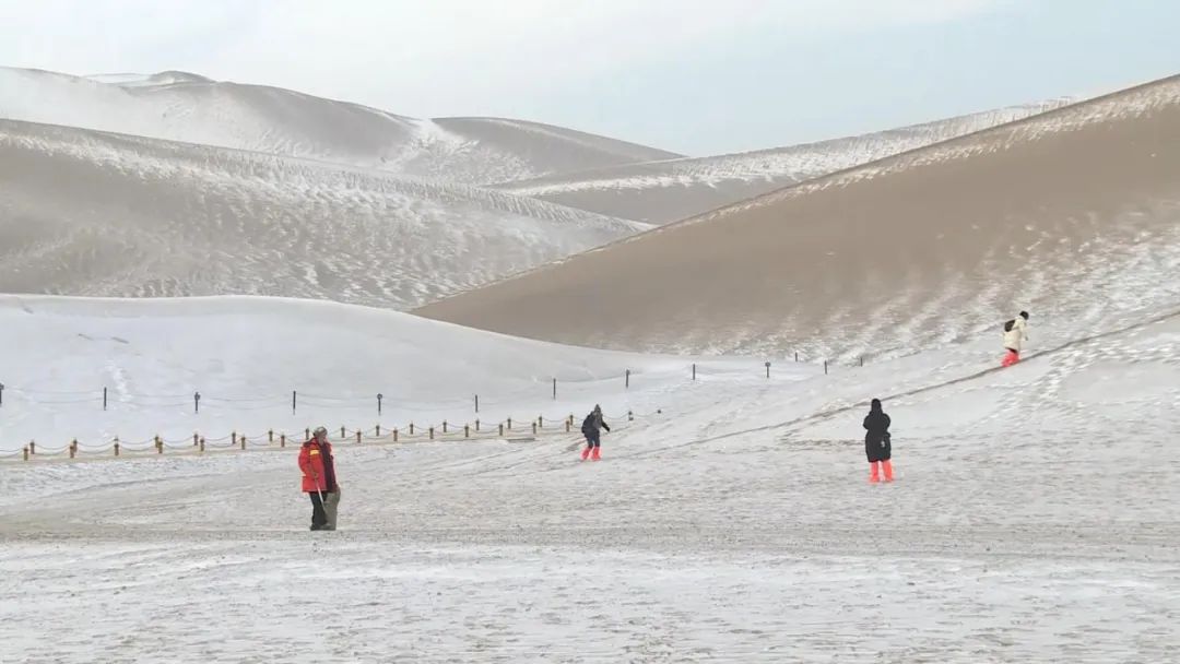 鸣沙山月牙泉雪景如画
