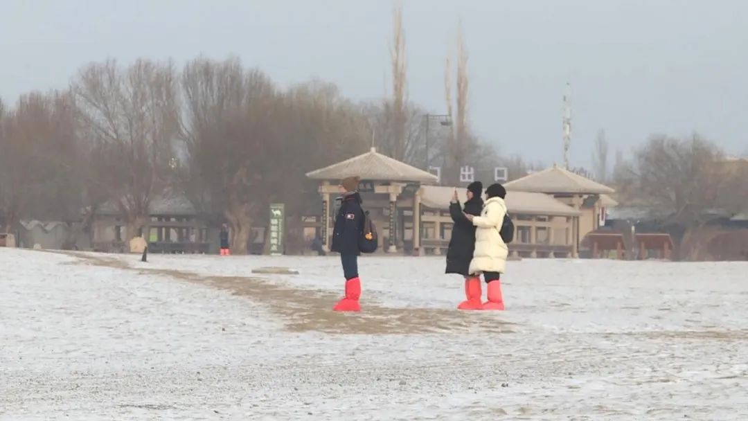 鸣沙山月牙泉雪景如画