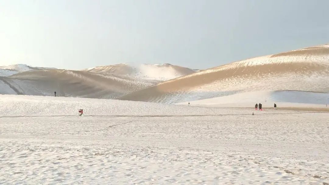 鸣沙山月牙泉雪景如画
