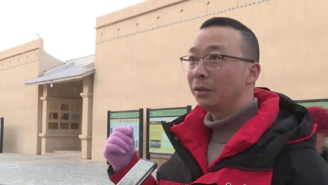 鸣沙山月牙泉雪景如画