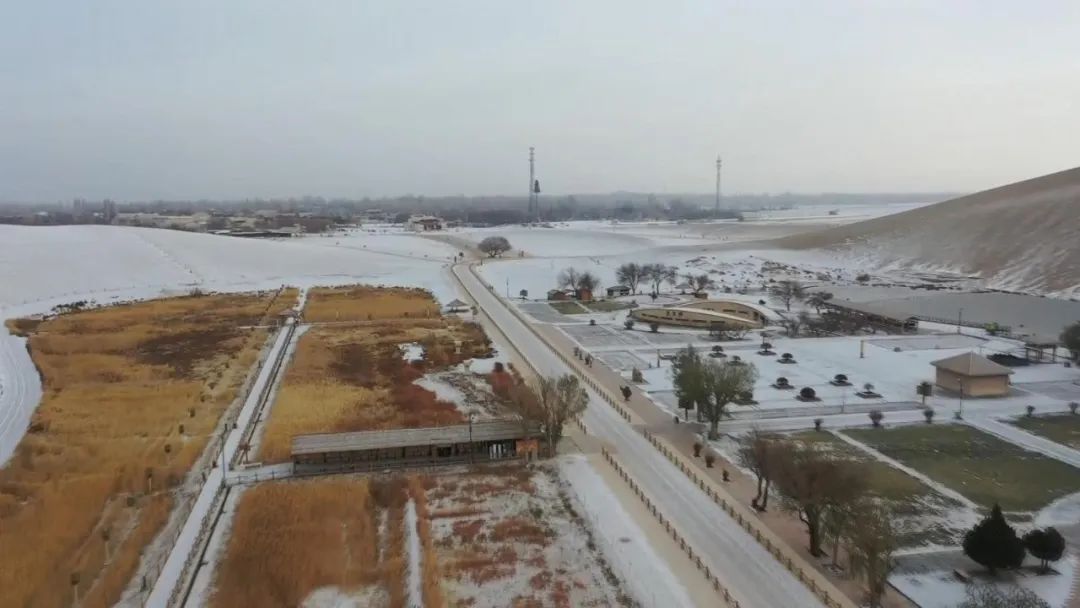 鸣沙山月牙泉雪景如画