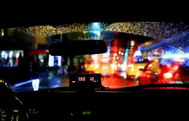 出租车3秒跳1元，既需“罚得肉痛”又需“技术反制”丨时评