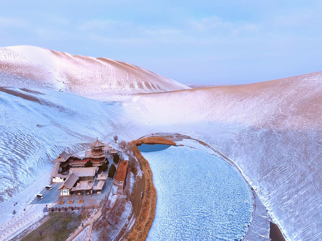 雪后鸣沙山月牙泉 银装素裹美如画