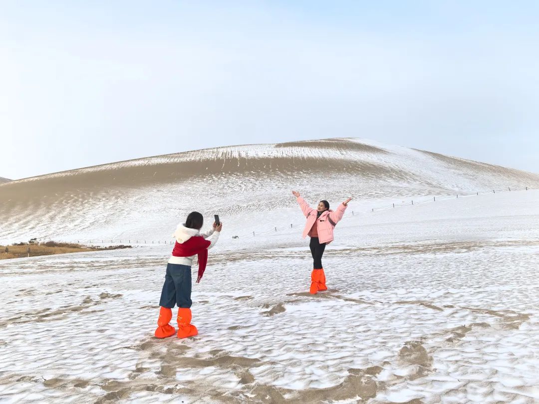 雪后鸣沙山月牙泉 银装素裹美如画