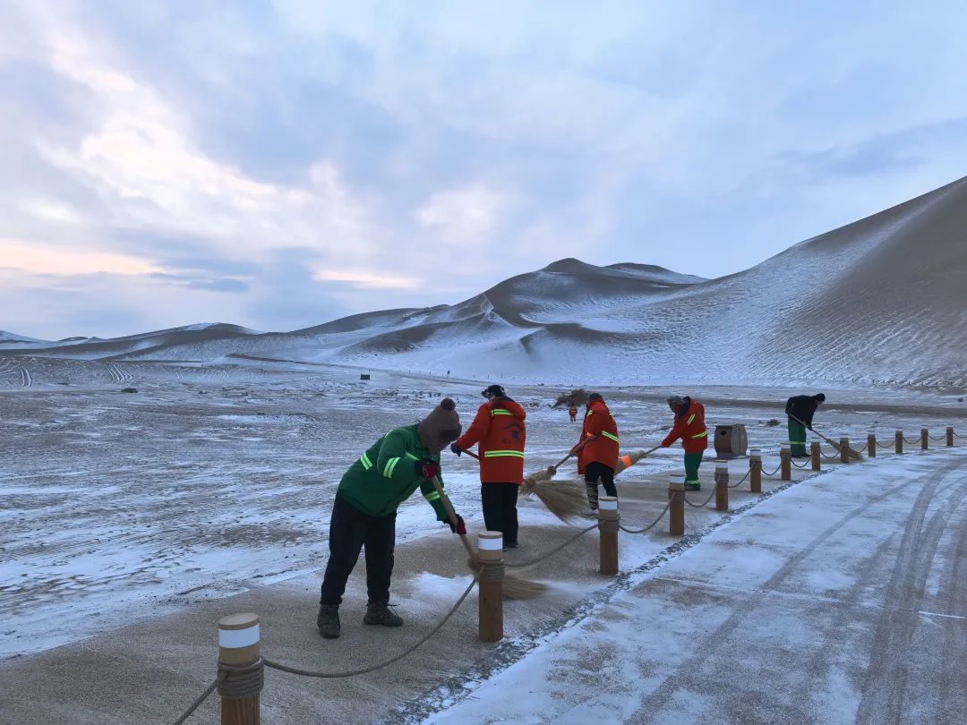 雪后鸣沙山月牙泉 银装素裹美如画