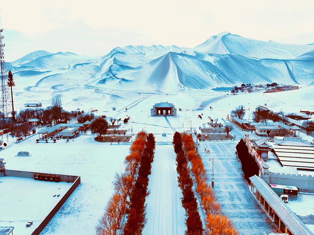 雪后鸣沙山月牙泉 银装素裹美如画