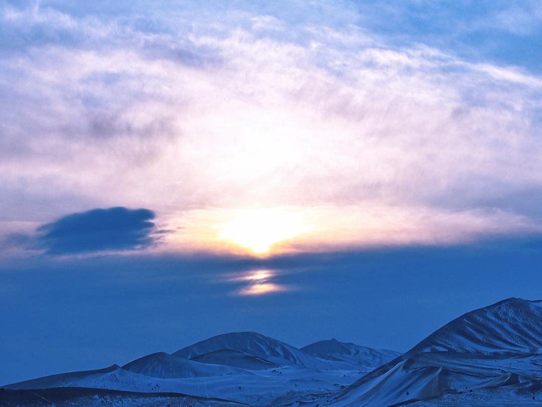 雪后鸣沙山月牙泉 银装素裹美如画