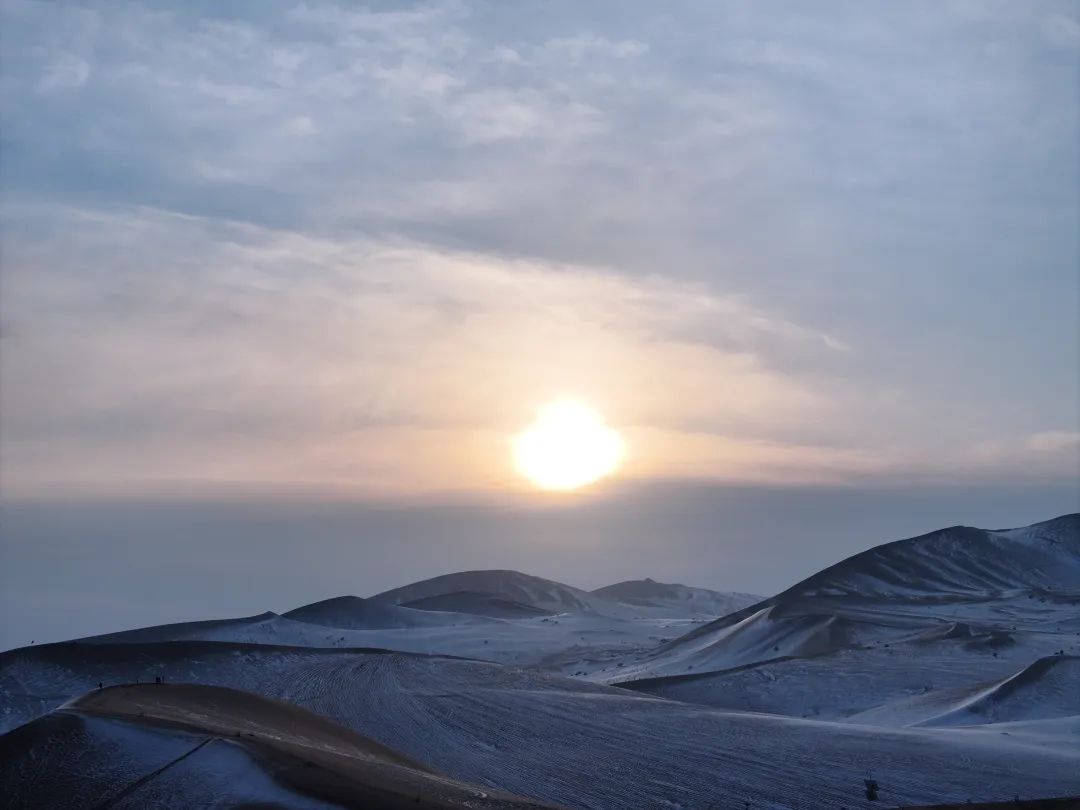 雪后鸣沙山月牙泉 银装素裹美如画