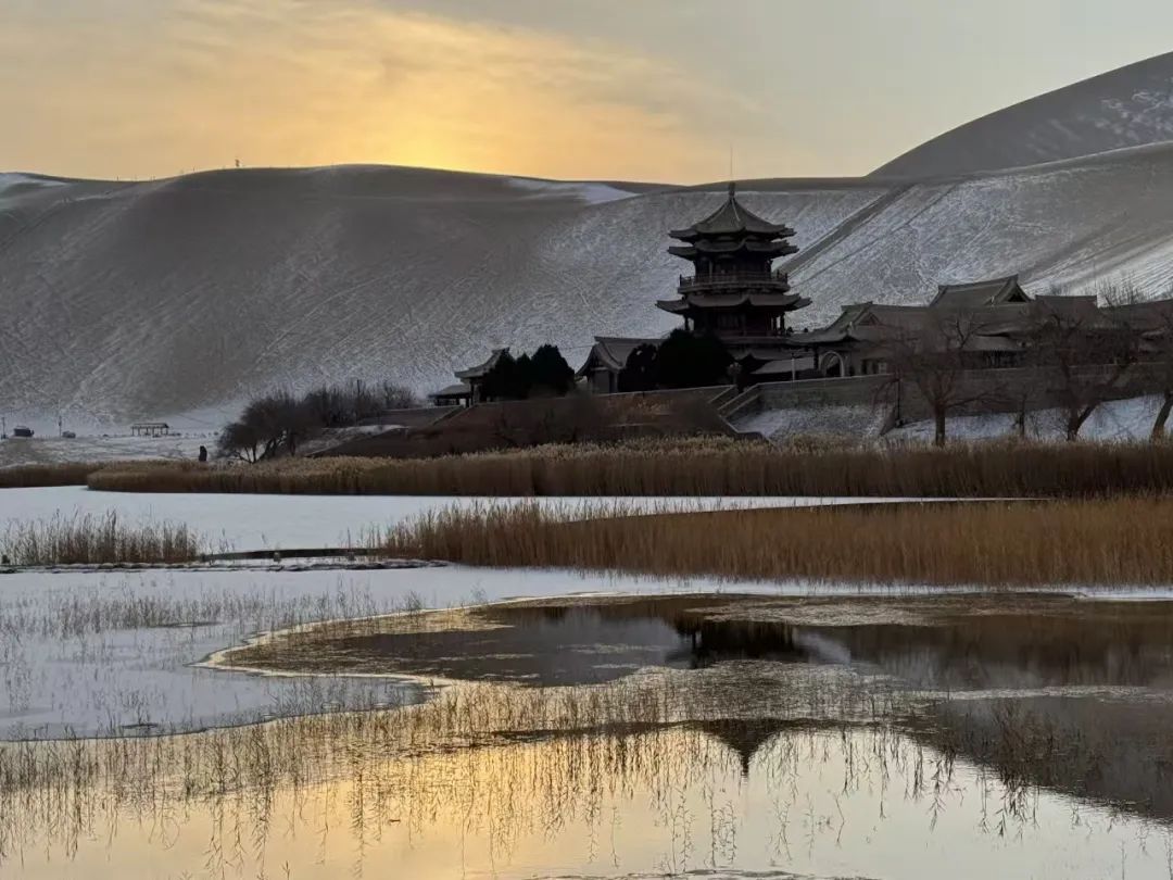 雪后鸣沙山月牙泉 银装素裹美如画