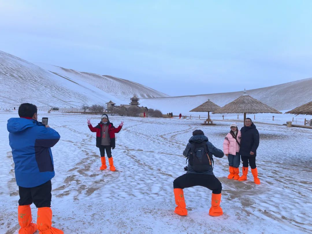 雪后鸣沙山月牙泉 银装素裹美如画