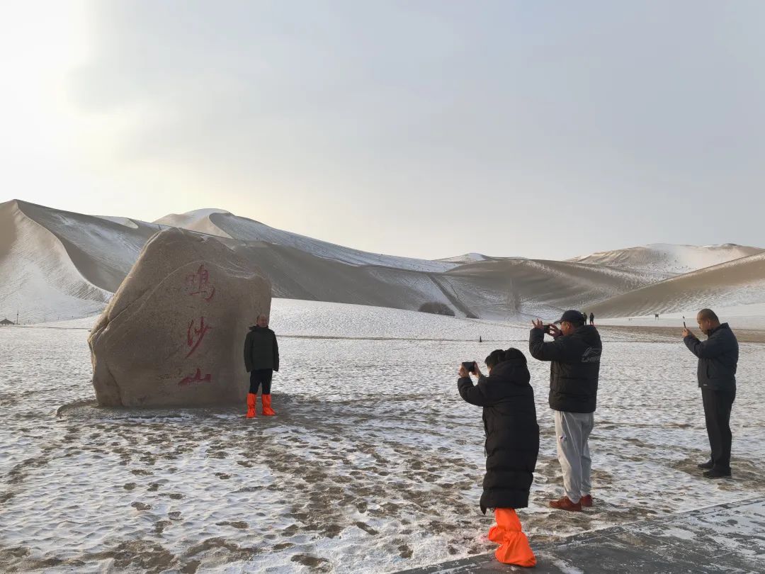 雪后鸣沙山月牙泉 银装素裹美如画