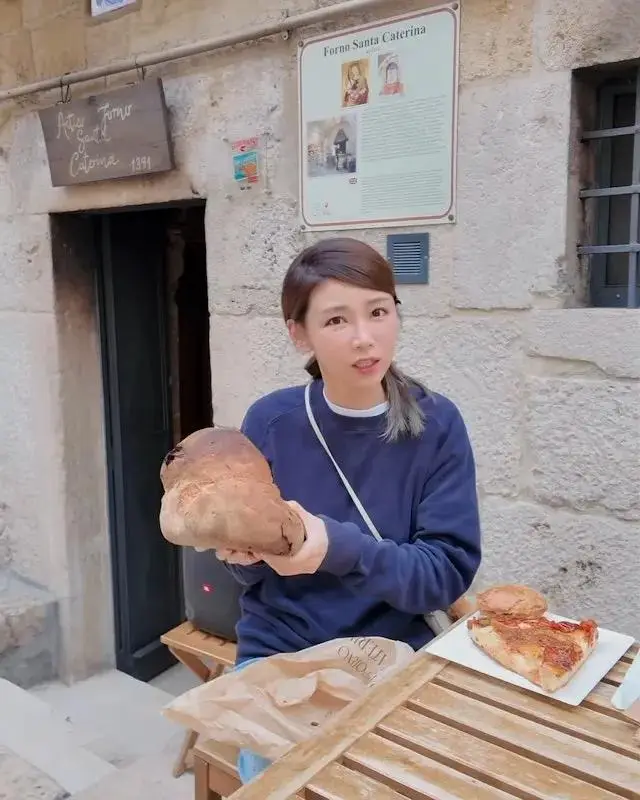 TVB前小花预支蜜月欧洲旅行，获未婚夫送包包，大秀恩爱