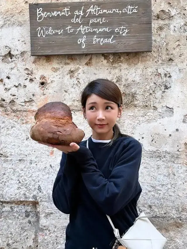 TVB前小花预支蜜月欧洲旅行，获未婚夫送包包，大秀恩爱