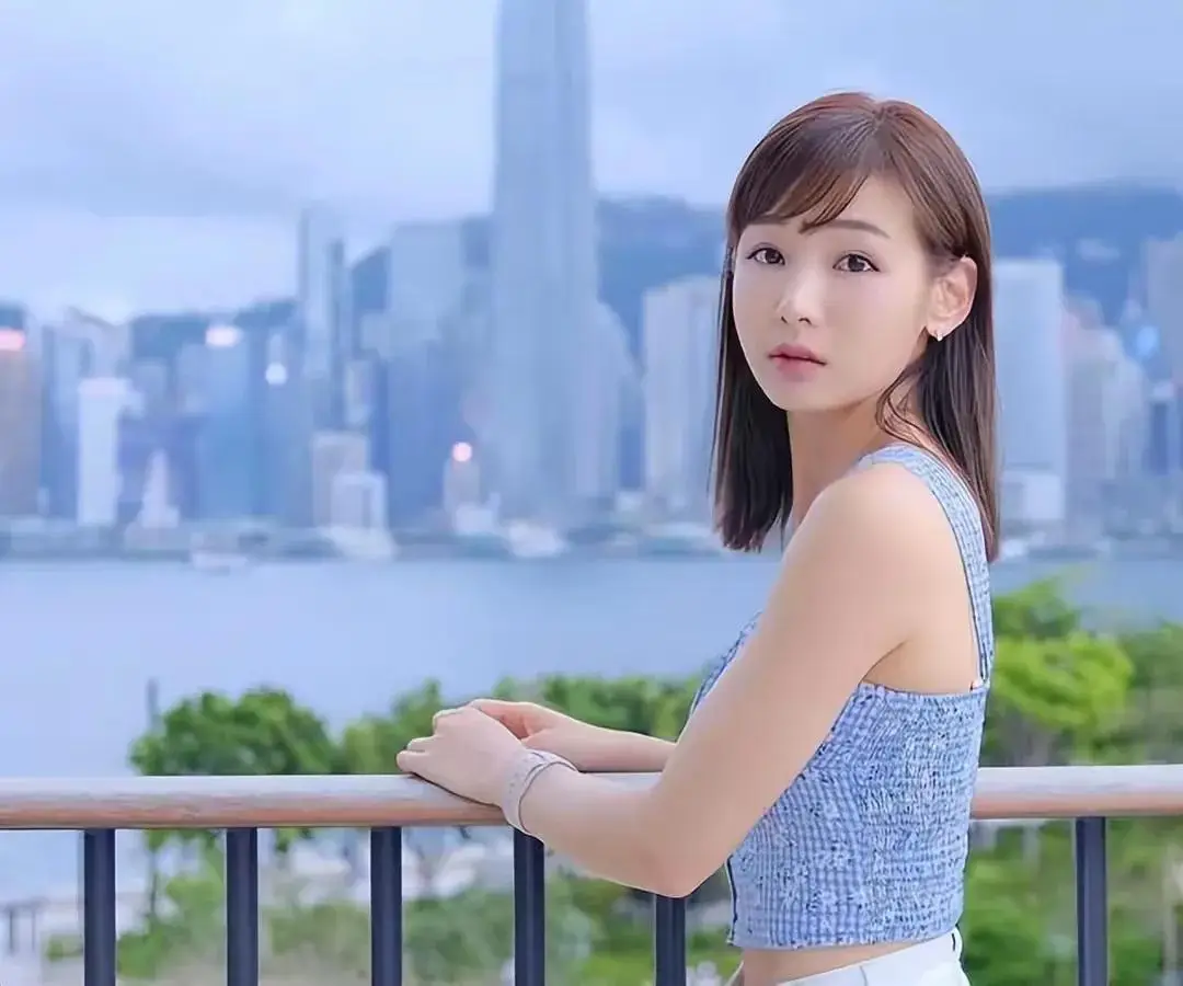 TVB前小花预支蜜月欧洲旅行，获未婚夫送包包，大秀恩爱