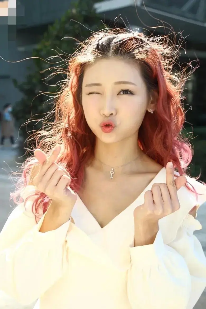 TVB前小花预支蜜月欧洲旅行，获未婚夫送包包，大秀恩爱