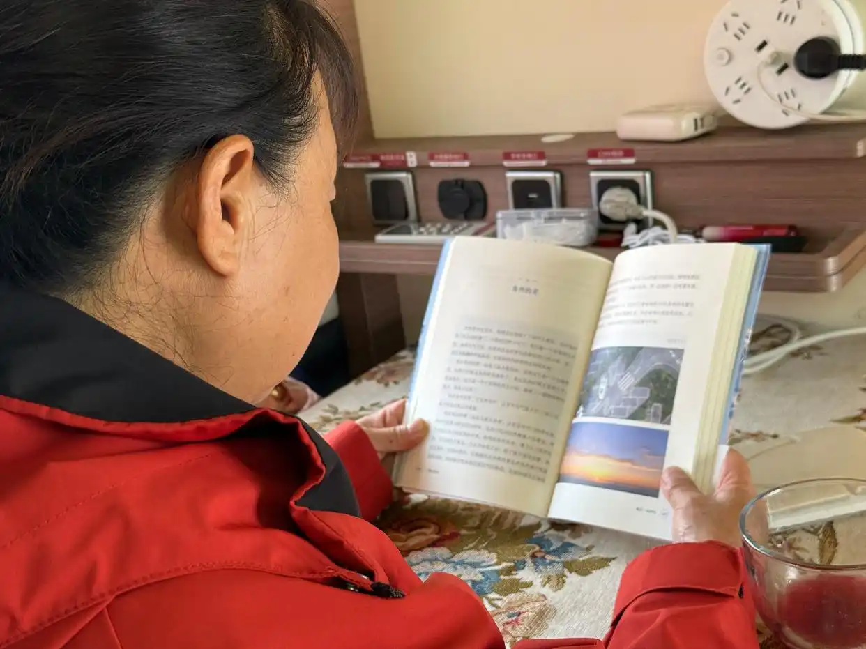 “出走”五年，“自驾游阿姨”再出新书《一路向着光》