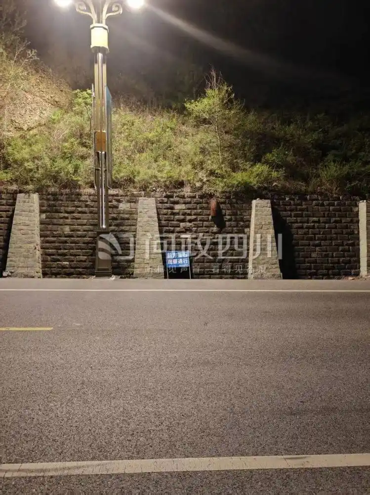 游客自驾游遇落石砸车，问政“索赔”遭拒：属意外，无相关单位负责，律师解读→