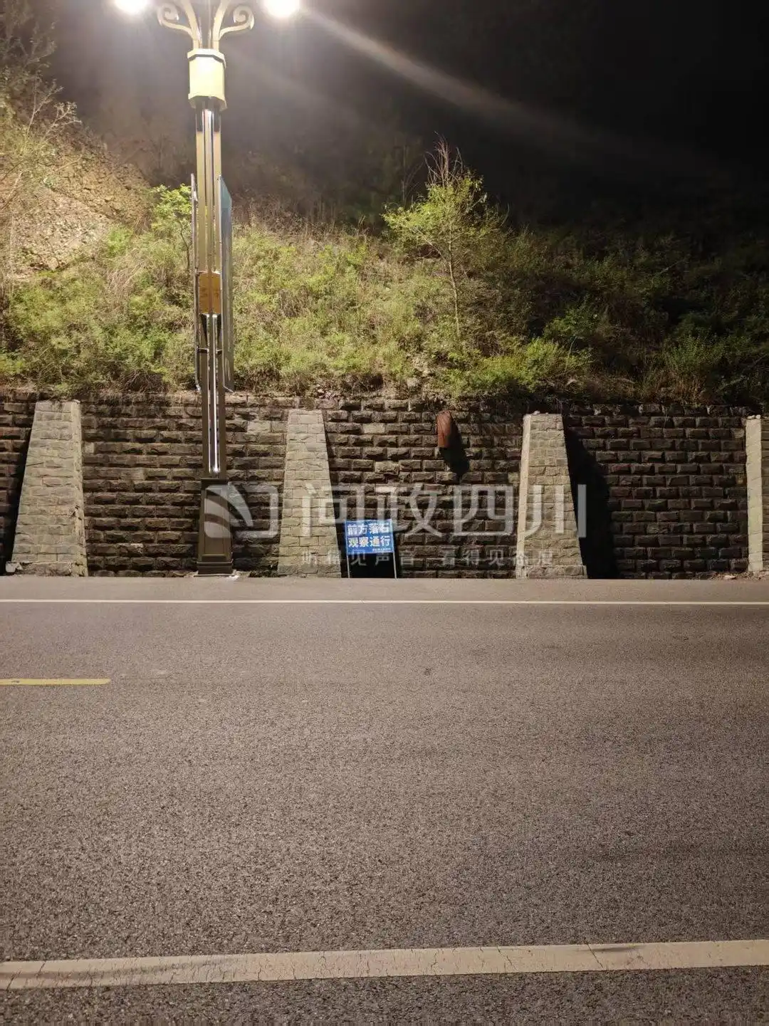 自驾游遇落石砸车 问政“索赔”遭拒 律师：属意外事件，可申请保险理赔