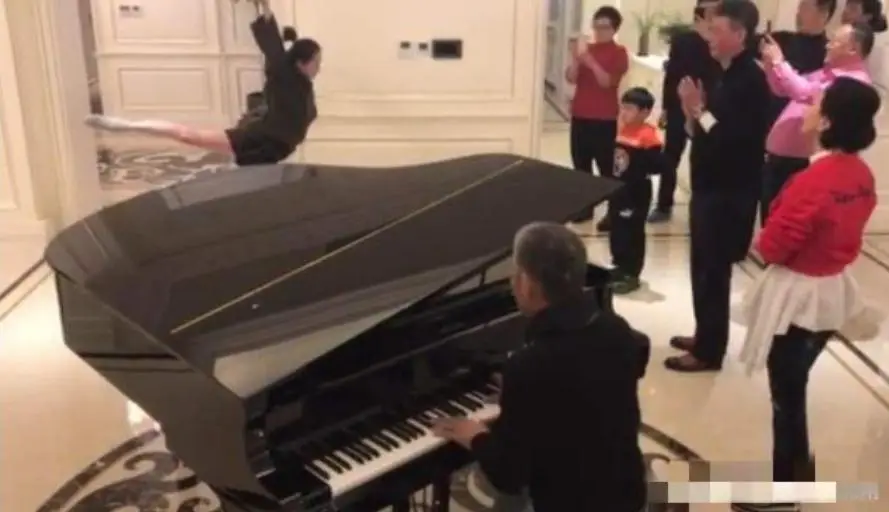 陪睡陪玩只是冰山一角！因不愿陪酒被男明星打骨折，周杰真说对了