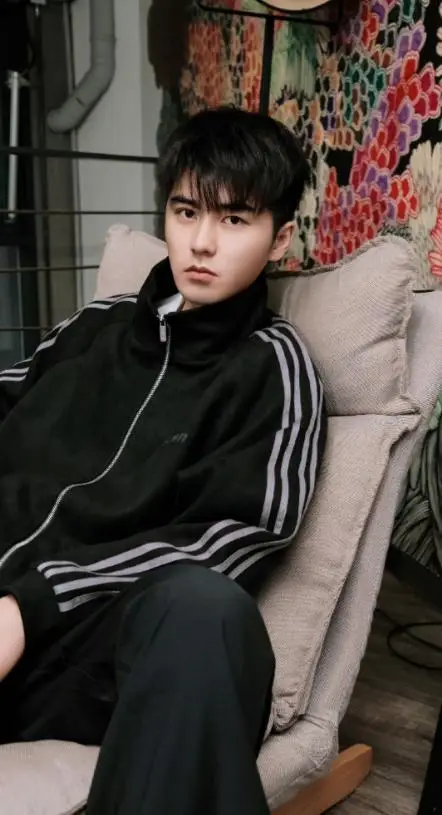 陪睡陪玩只是冰山一角！因不愿陪酒被男明星打骨折，周杰真说对了