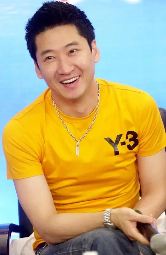 陪睡陪玩只是冰山一角！因不愿陪酒被男明星打骨折，周杰真说对了